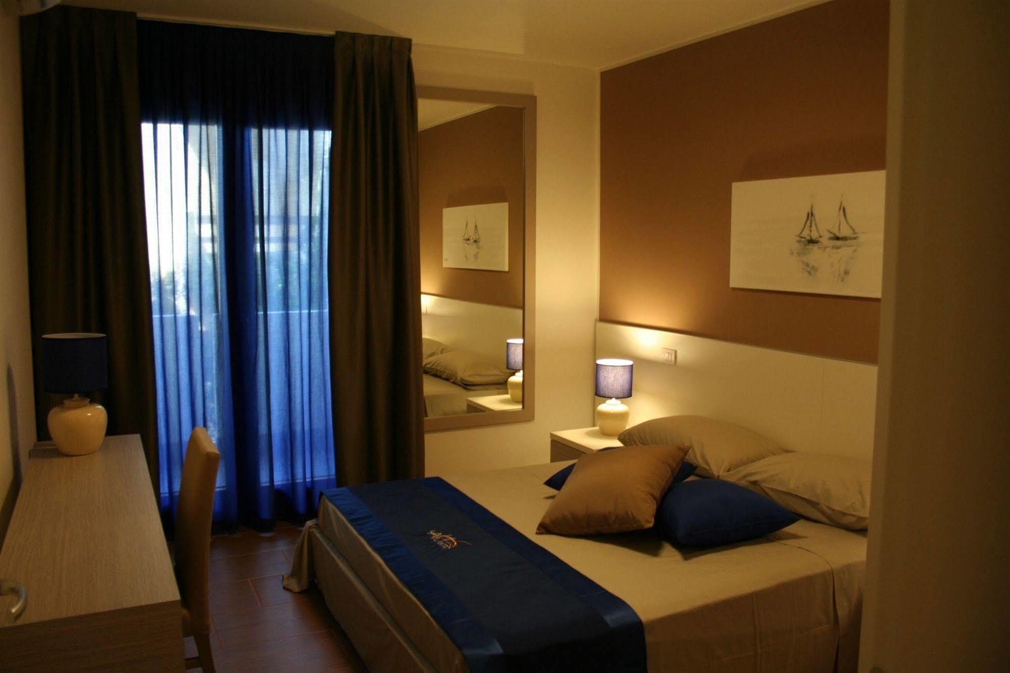 Apart Hotel Atlantic Grado Bagian luar foto