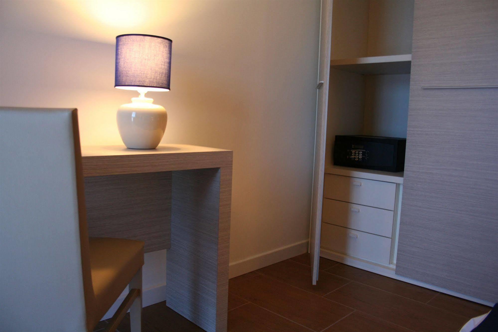 Apart Hotel Atlantic Grado Bagian luar foto